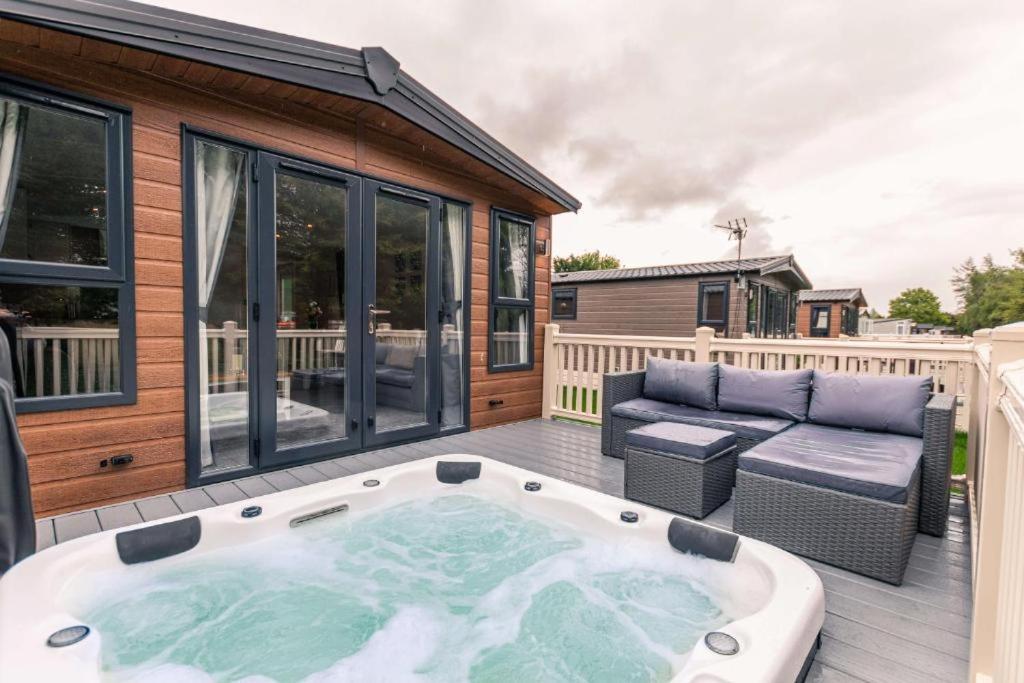 The Serenity Lodge With Hot Tub York Exterior photo