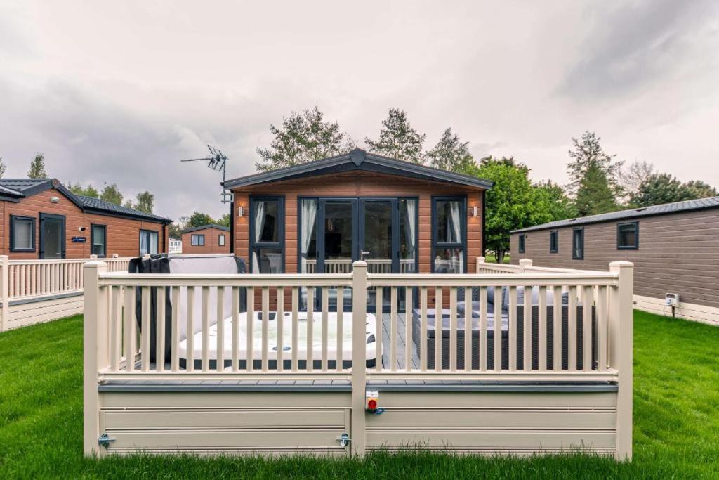 The Serenity Lodge With Hot Tub York Exterior photo
